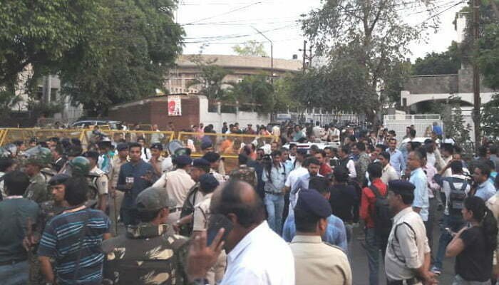 Photo of भाजपा मुख्यालय पर कार्यकर्ताओं से भिड़े कांग्रेस नेता, पथराव और हाथापाई भी हुई; धारा 144 लागू