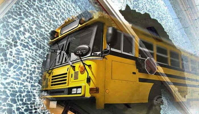 अम्बिकापुर: मैनपाट महोत्सव से लौटते वक्त घाट पर पलटी बस, 25 छात्राएं घायल, 3 की हालत नाज़ुक 1 Bas Injict