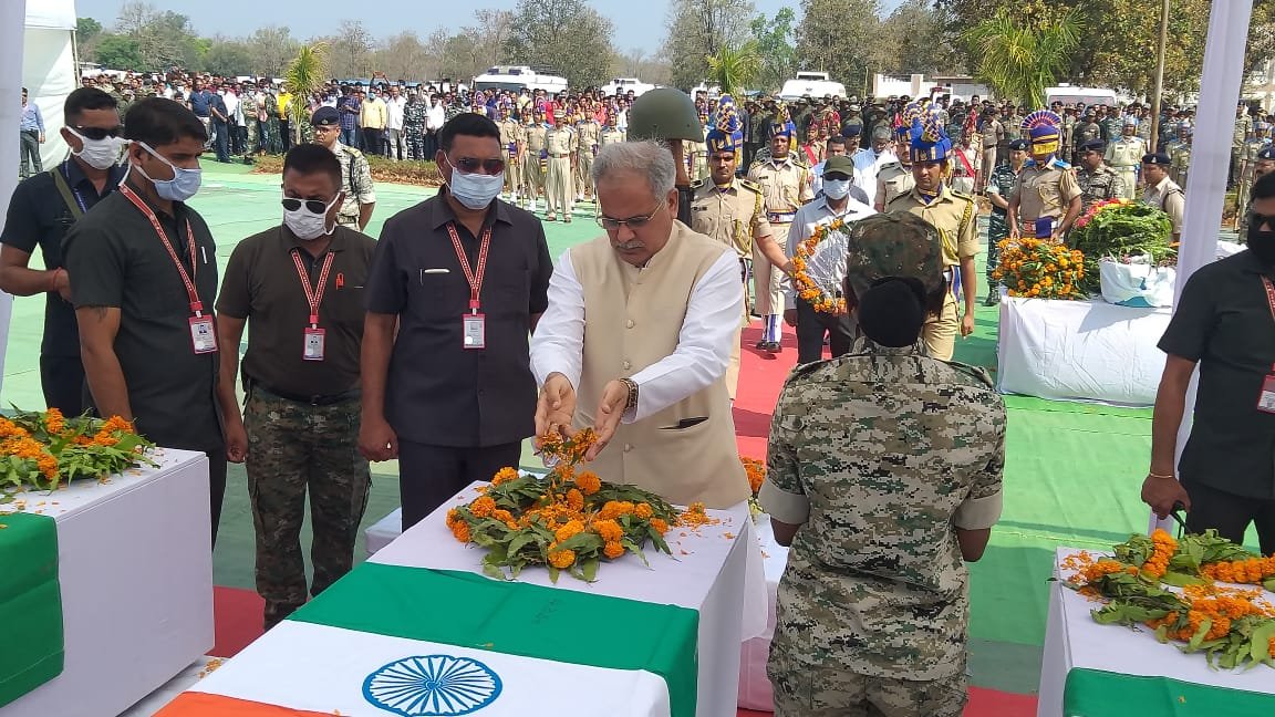 रायपुर : मुख्यमंत्री और गृहमंत्री ने नक्सली हिंसा में शहीद जवानों को अर्पित की श्रद्धांजलि 1 Cm Bhupesh