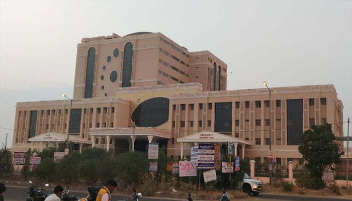 कोरोनावायरस / जयपुर के जिस 10 मंजिला अस्पताल में संदिग्धों को भर्ती कराया गया, वहां के सभी मरीज 24 घंटे के अंदर छुट्टी लेकर चले गए 1 Jaipur Corona
