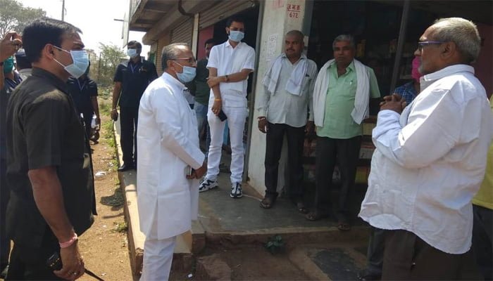 गृह मंत्री ने विभिन्न गांवों का दौरा कर लोगों को कोरोना बीमारी से बचाव के लिए जागरूक किया 1 Home Ministar