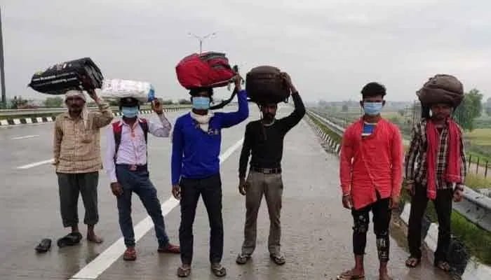 यूपी में फंसे बलौदाबाजार के 15 श्रमिकों की कराई गई भोजन-राशन की व्यवस्था 1 Sramik