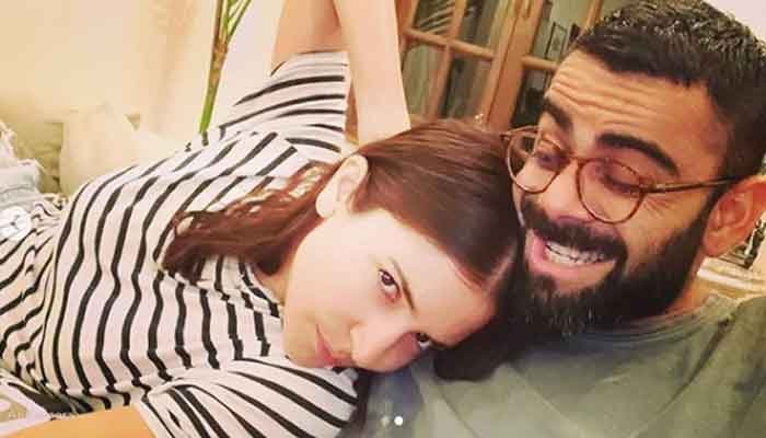घर में कैद अनुष्का-विराट की ये फोटो देख आपका भी मन मचल उठेगा 1 anushka-virat