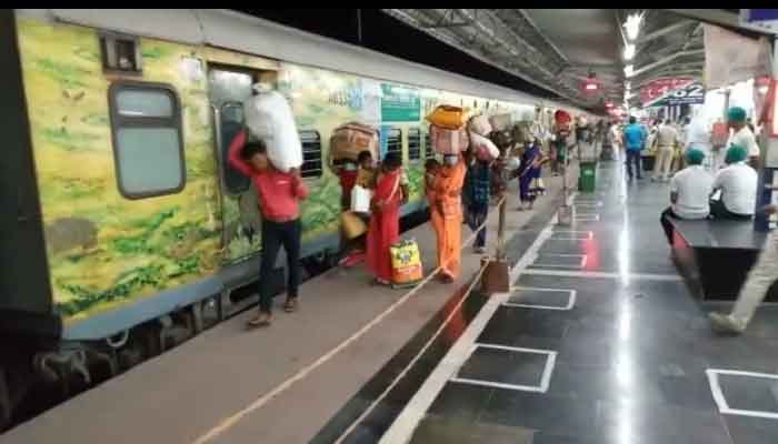 गुजरात से चांपा पहुंचे श्रमिकों को थर्मल स्केन और स्वास्थ्य परीक्षण के बाद किया गया क्वारंटीन 1 Champa from Gujarat