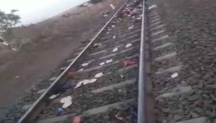 दहला देने वाला वीडियो: रेलवे ट्रैक पर बिखरी पड़ी रह गईं रोटिंया, एमपी के 17 मजदूरों की मालगाड़ी से कटकर हुई मौत 1 train-accident