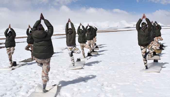 International Yoga Day 2020: बर्फ की चादर पर ITBP के जवानों ने किया योग, राष्ट्रपति, प्रधानमंत्री के साथ छत्तीसगढ़ के मुख्यमंत्री ने भी किया योगाभ्यास 1 International Yoga Day 2020