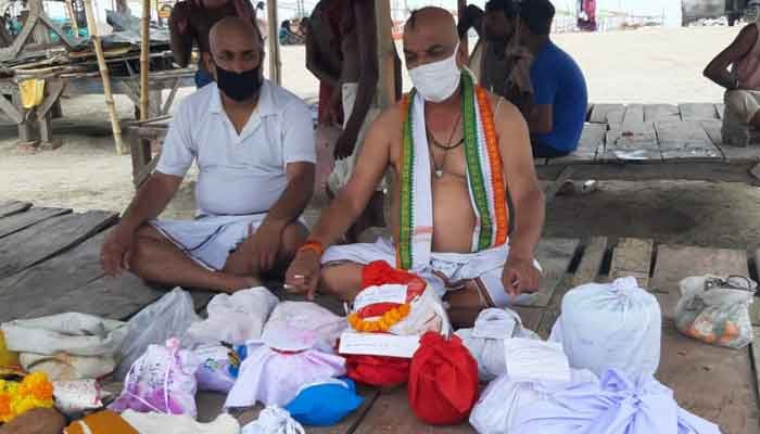 लॉकडाउन में मृत लोगों की कांग्रेस ने प्रयागराज में विसर्जित कीं अस्थियां 1 immersed bones