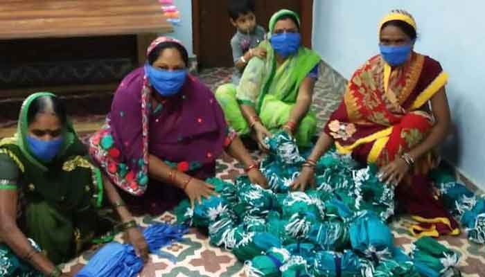 कोरोना संक्रमण से बचने के लिए ग्रामीण महिलाएं बना रही हैं मास्क, मिल रहा है घर बैठे रोजगार 1 mask makingh