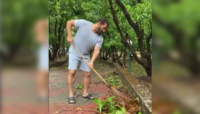 फार्महाउस में झाड़ू लगाते सलमान खान का वीडियो वायरल 1 salman-farm-house