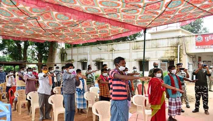 बस्तर में 25 नक्सली मददगारों का सरेंडर, इलाके की सड़कें काटने, हथियार लूटने जैसी वारदातें यही लोग करते थे 1 Surrender