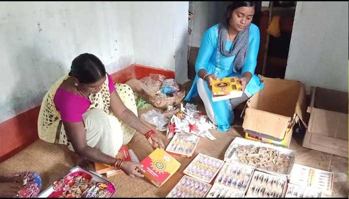 यूट्यूब पर देखकर राखियां बना रहीं हैं बलरामपुर की महिलाएं 1 rakhi-making