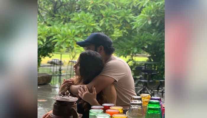 सावन के मौसम में वाईफ के साथ रोमांटिक हुए रोहित शर्मा, फोटो पोस्ट कर लिखी रोमांटिक बात, युवराज ने ली मौज 1 rohit-sharma-with-his-wife