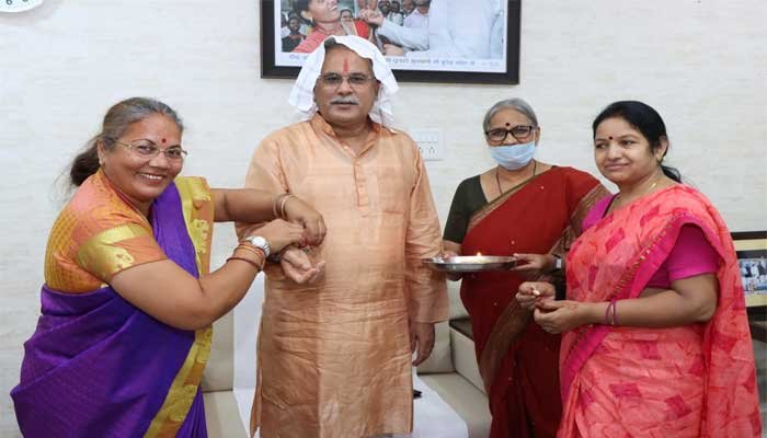 सांसद छाया वर्मा, करुणा शुक्ला और किरणमयी नायक ने सीएम भूपेश बघेल को बांधी राखी 1 BHUPESH-BAGHEL-RAKSHA-BADHAN