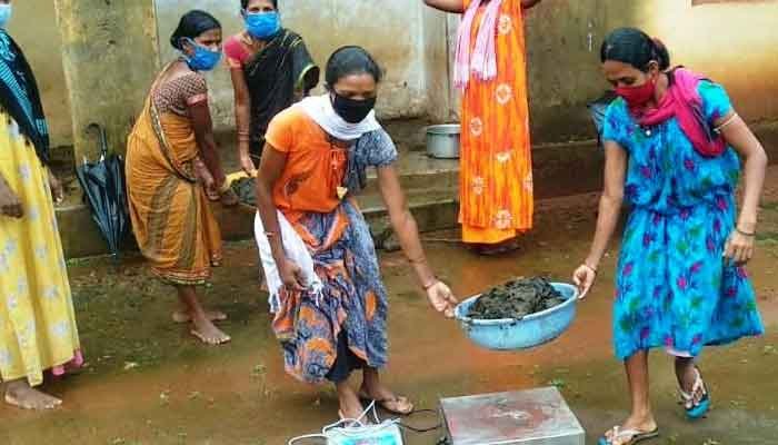 Godhan nyay yojna: Naxal इलाके में Gobar से खाद (Compost) बना रही हैं ग्रामीण महिलाएं 1 Godhan nyay yojna