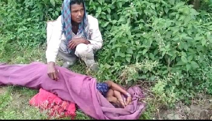 इलाज की पर्ची दिखाकर पुलिस से गिड़गिड़ाता रहा पति, पर नहीं मिली जाने की अनुमति, महिला की मौत 1 balram-pur-death