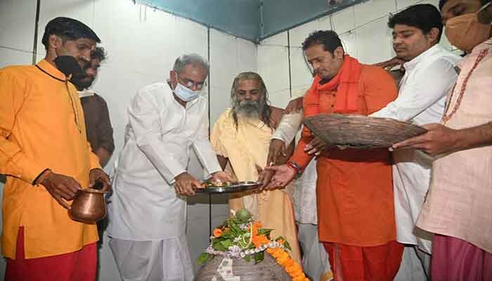 छत्तीसगढ़ सीएम ने किया कार्तिक पूर्णिमा स्नान, हटकेश्वर महादेव मंदिर में की पूजा-अर्चना 2 arti