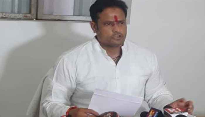 संसदीय सचिव विकास उपाध्याय ने नवनिर्मित टर्फ विकेट विद्धुत मंडल का किया निरीक्षण 1 vikash
