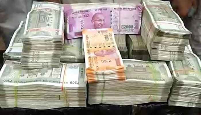 Hawala Networ Bag filled with Rs 25 lakh in Jabalpur bags of notes were found