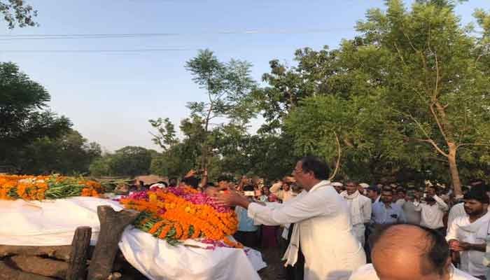मुक्तिधाम सेवा समिति के सदस्यों ने अज्ञात शव का अंतिम संस्कार किया 1 aa