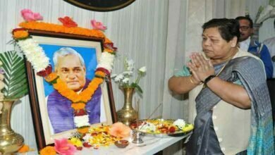 Photo of पूर्व प्रधानमंत्री अटल बिहारी वाजपेयी की जयंती पर  राज्यपाल ने उनके छायाचित्र पर पुष्प अर्पित कर नमन किया