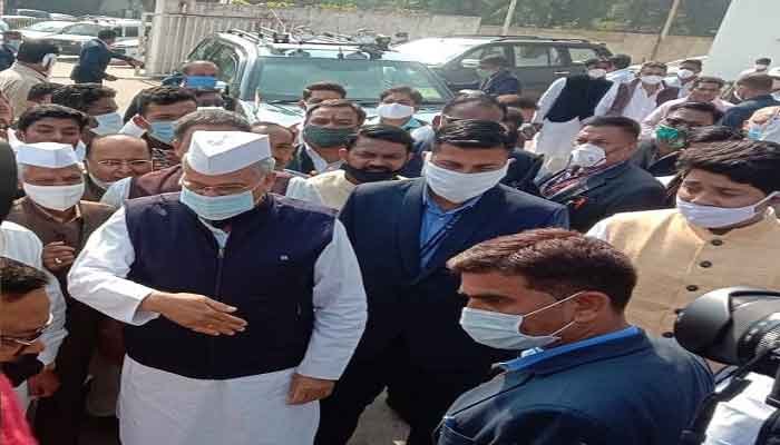 कांग्रेस स्थापना दिवस पर अध्यक्ष ने राजीव भवन में पार्टी का झंडा फहराया, डीसीसी ने रायपुर की गलियों पर बांटी मिठाई 1 bhuee