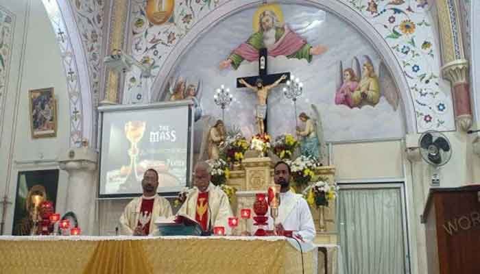 क्रिसमस पर आज गिरजाघरों में हुई प्रभु की विशेष आराधना 1 chritmas