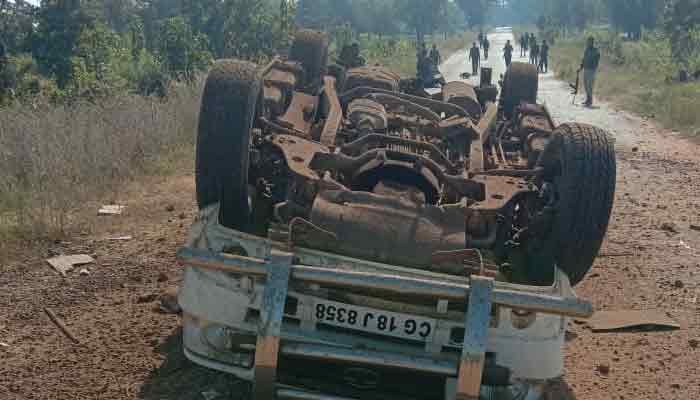 बीजापुर में नक्सलियों ने मचाया उत्पात, सूमो वाहन को ब्लास्ट कर उड़ाया 1 naxal-attack-in-bijapur