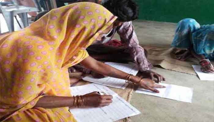 पढऩा-लिखना अभियान के तहत असाक्षरों एवं स्वयंसेवी कार्यकर्ताओं के चिन्हांकन का कार्य जारी 1 padhna-likhna