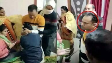 Photo of महिला आरक्षक के साथ रंगे हाथों पकड़ाया थानेदार, बीवी ने ऐसे बिछाया था जाल