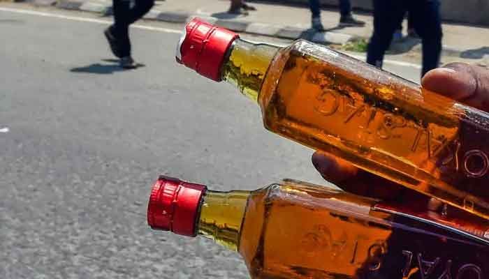 कार व स्कूटी से 66 बॉटल अंग्रेजी अवैध शराब जब्त, दो गिरफ्तार 1 sarab