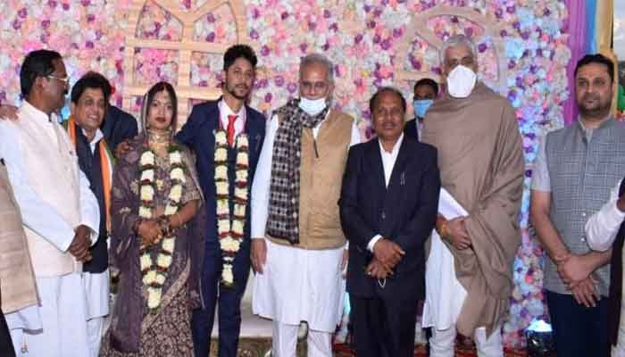 मुख्यमंत्री ने नवदम्पत्ति को आशीर्वाद और शुभकामनाएँ दिए 1 vivah
