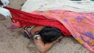 Photo of धमतरी में स्कूटी पर जा रही मां-बेटी स्लिप होकर गिरी, ट्रक की टक्कर से महिला का शरीर दो टुकड़े में बंटा