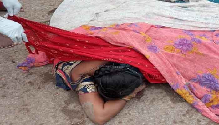धमतरी में स्कूटी पर जा रही मां-बेटी स्लिप होकर गिरी, ट्रक की टक्कर से महिला का शरीर दो टुकड़े में बंटा 1 dhamtri