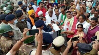 Photo of छत्तीसगढ़ में रेल नहीं रोक पाए किसान, लेकिन आरंग में रेलवे स्टेशन तक जाने वाला रास्ता रोक दिया
