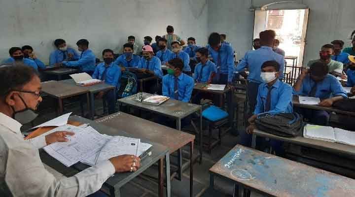 स्कूलों का पहला दिन: कुछ निजी स्कूलों में प्री-बोर्ड, कुछ में प्रैक्टिकल के कारण नहीं लगीं 9वीं-11वीं की कक्षाएं 1 school 1