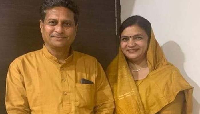 'भारत माता की जय' के उद्घोष से नाराज हुए भाजपा विधायक के पति, छात्रों से ज्ञापन तक लेने से कर दिया इंकार, देशभक्ति का सर्टिफिकेट इसी पार्टी के लोग बांटते हैं 1 Ganjbasoda:Sanjay jain tappu With mla leena Jain