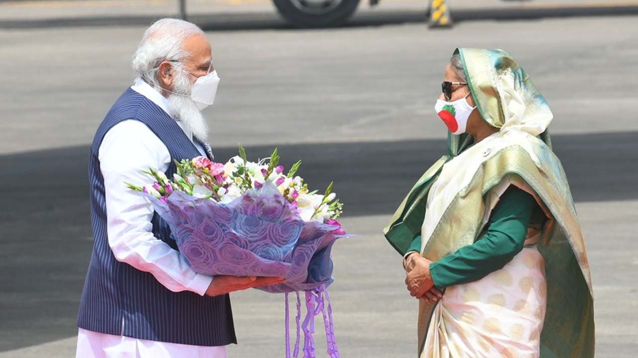 modi in bangladesh shekh hasina welcom modi