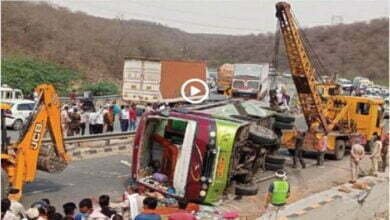 Photo of Dehli से MP के छतरपुर आ रही बस पलटी, कई मजदूरों की हुई मौत