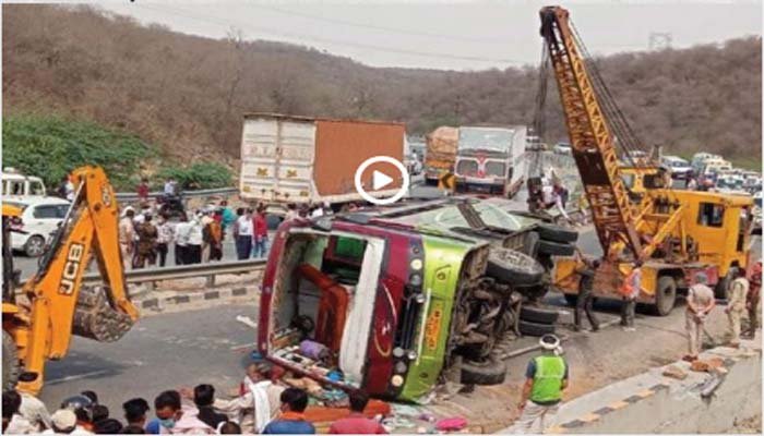 Dehli से MP के छतरपुर आ रही बस पलटी, कई मजदूरों की हुई मौत 1 Bus coming from Dehli to MP's Chhatarpur overturned, many laborers died