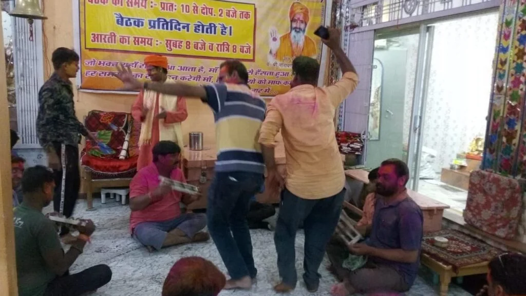 गंजबासौदा में हर्ष और उल्लास के साथ मना रंग पंचमी का त्यौहार, जमकर उड़ा रंग और गुलाल 2 Festival of Rang Panchami celebrated with joy and gaiety in Ganjbasoda fiercely blown colors and gulal 1