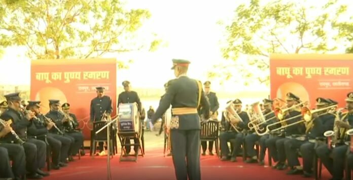 मरीन ड्राइव में हुआ महात्मा गांधी का पुण्य स्मरण,पुलिस बैंड ने बापू की प्रिय धुन और भजनों की दी प्रस्तुति,सुनकर लोग हुए मंत्रमुग्ध 1 avni 10