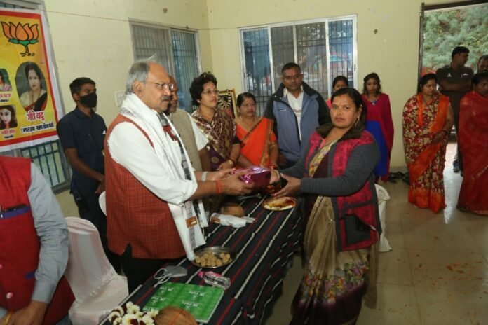 बृजमोहन अग्रवाल शामिल हुए हल्दी कुमकुम कार्यक्रम में 1 avni 5