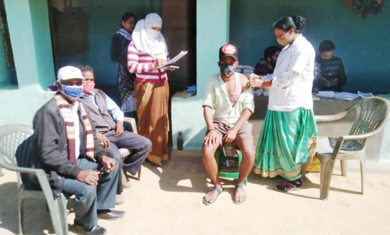 कलेक्टर साहू पहुंची टीकाकरण केन्द्रों पर 1 avni 8