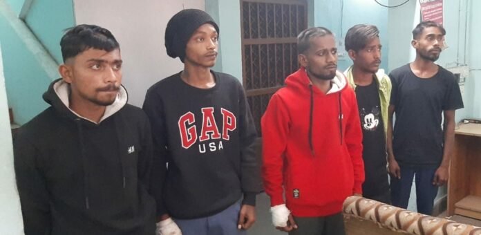 चाकूबाजी और लूट करने वाले पांच आरोपियों को पुलिस ने किया गिरफ्तार 1 narmada mata 214