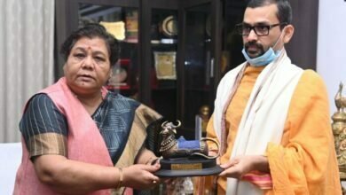 Photo of राज्यपाल से स्वामी अभिषेक ब्रम्हचारी ने की मुलाकात