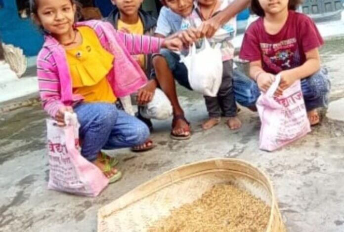 धूम–धाम से मनाया जा रहा है प्रदेश का लोकपर्व छेरछेरा, बच्चे घर–घर जाकर मांग रहे अनाज दान 1 narmada mata 233