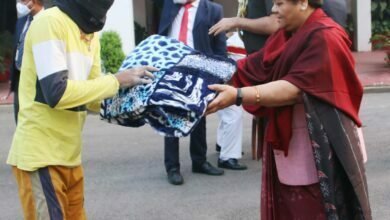 Photo of राज्यपाल ने श्रमिकों और सुरक्षा कर्मियों को कंबल वितरित किए