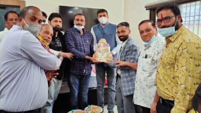 पालिका अध्यक्ष गफ्फु मेमन व नपा जनप्रतिनिधियों ने स्थानांतरित कलेक्टर व जिला पंचायत सीईओ को दी विदाई 1 narmada mata 276