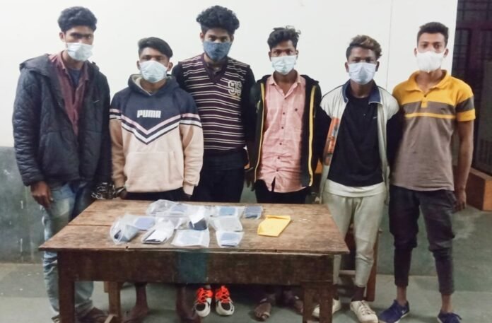 राहगीरों से मोबाइल लूट व चोरी के 6 आरोपी को पुलिस ने किया गिरफ्तार 1 narmada mata 311