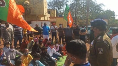 Photo of कांग्रेसी पार्षद के खिलाफ शिकायत के सात दिन बाद भी नहीं हुई एफआईआर, गिरफ्तारी के मांग को लेकर पीड़ित परिवारों के साथ भाजपा कार्यकर्ता ने थाना के सामने दिया धरना